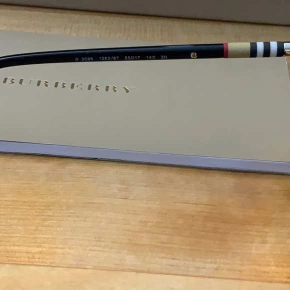 Burberry all inclusive sunglasses - Picture 3 of 12